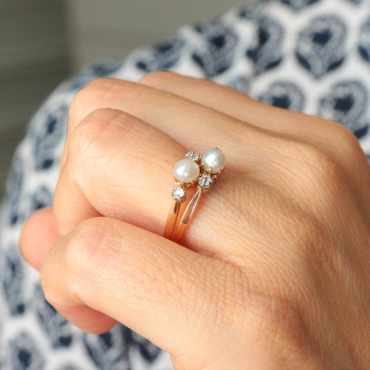 Double bague ancienne en or rose perles et diamants.