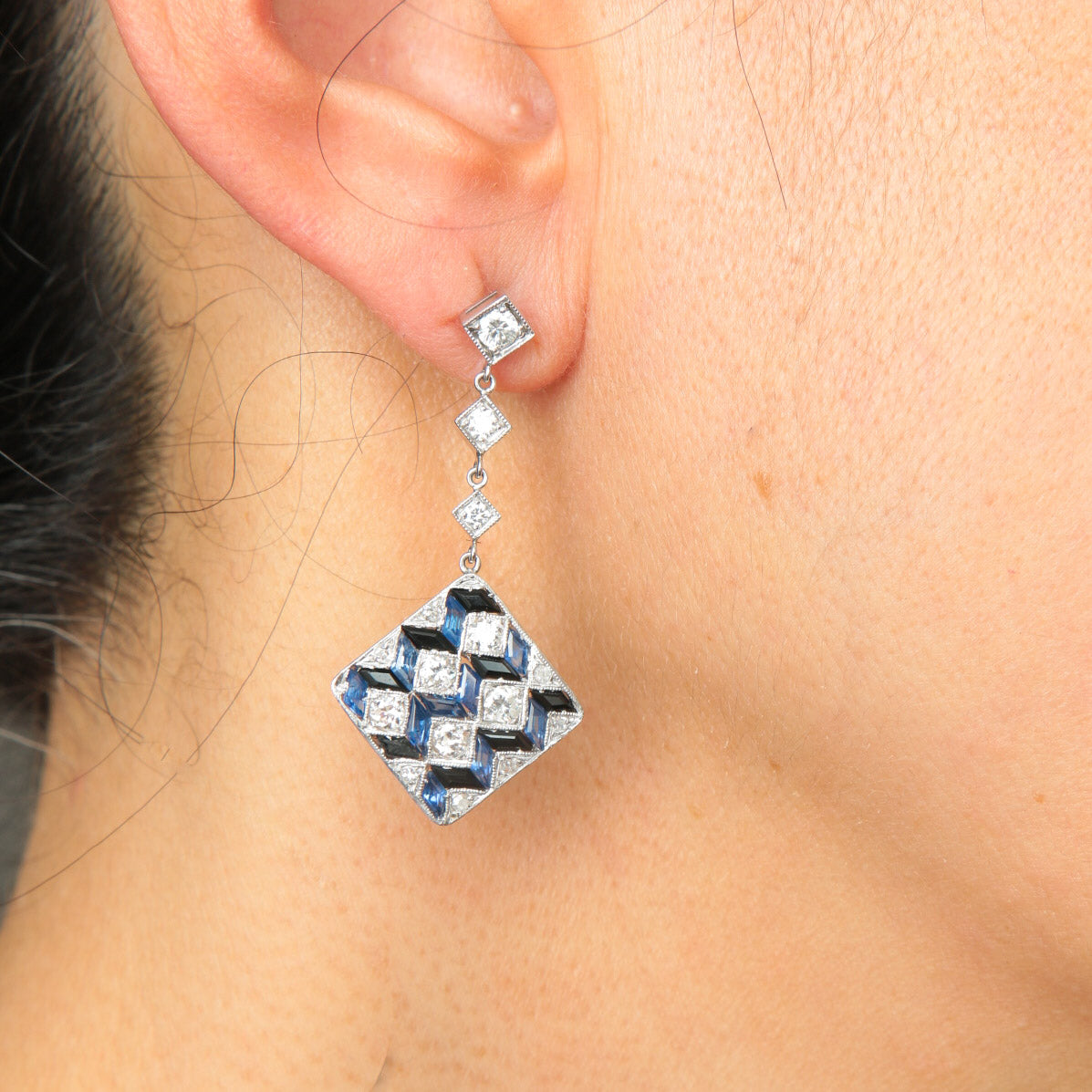 Boucles d'oreilles géométriques saphirs et diamants
