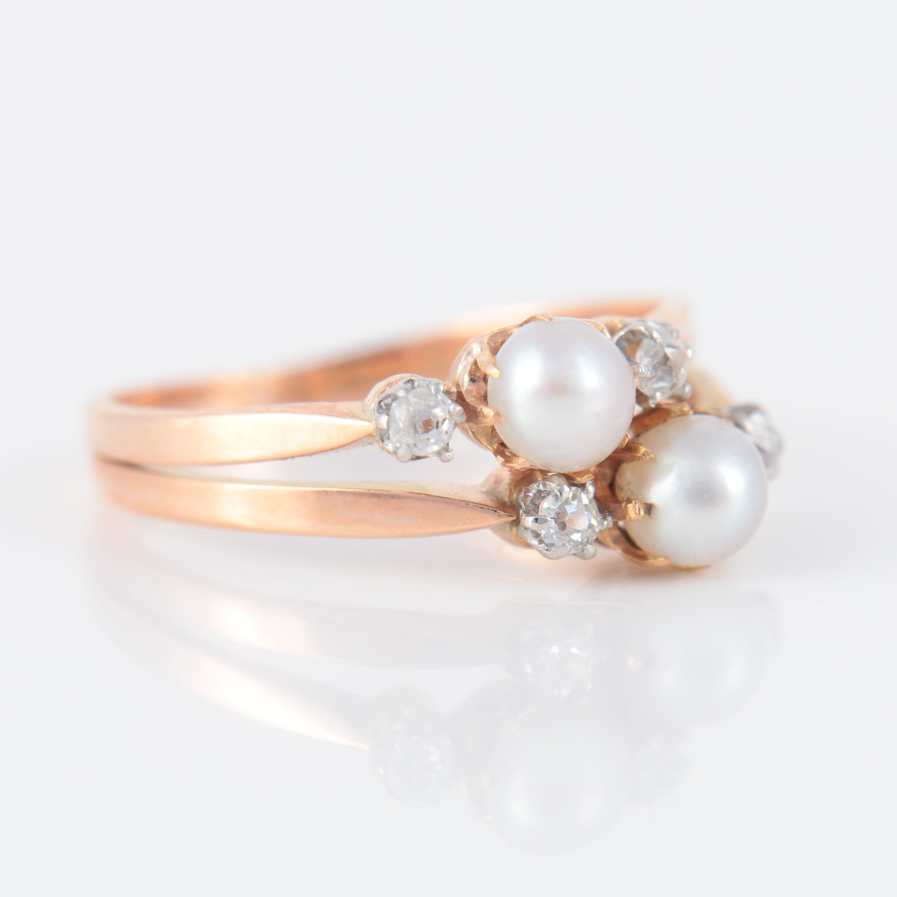 Double bague ancienne en or rose perles et diamants.