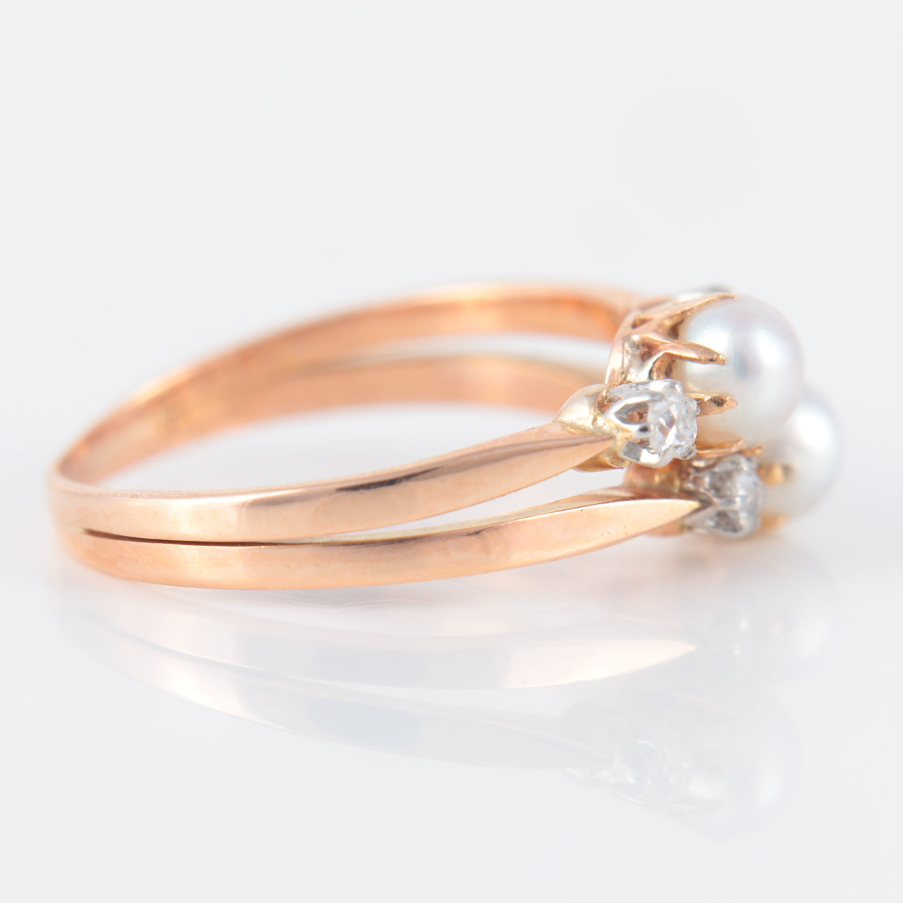 Double bague ancienne en or rose perles et diamants.