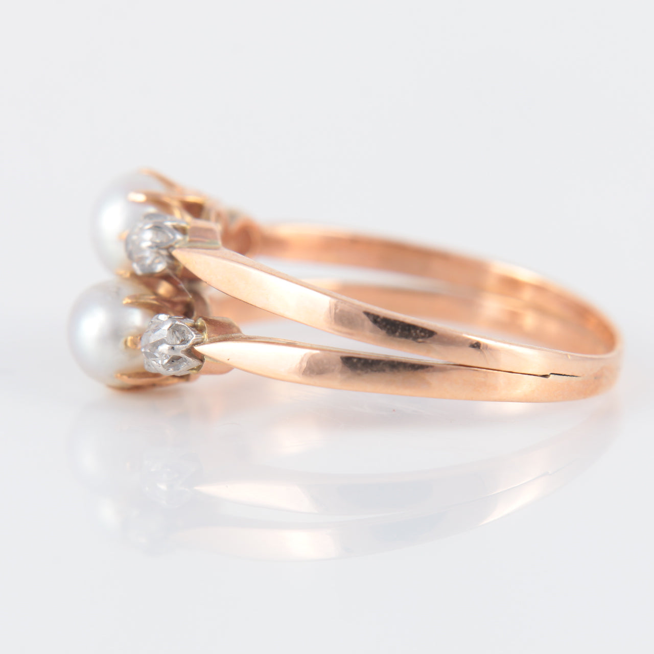 Double bague ancienne en or rose perles et diamants.