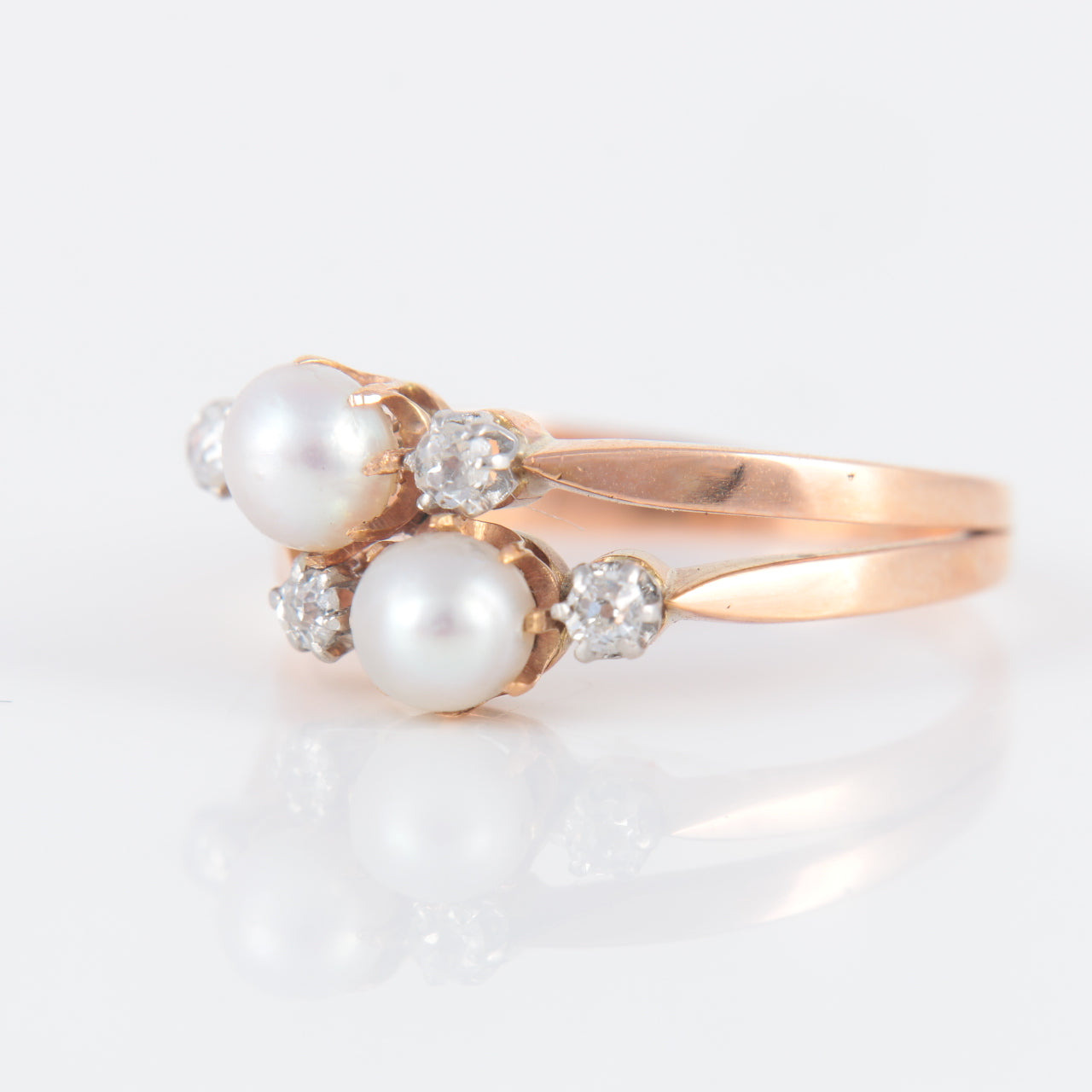 Double bague ancienne en or rose perles et diamants.