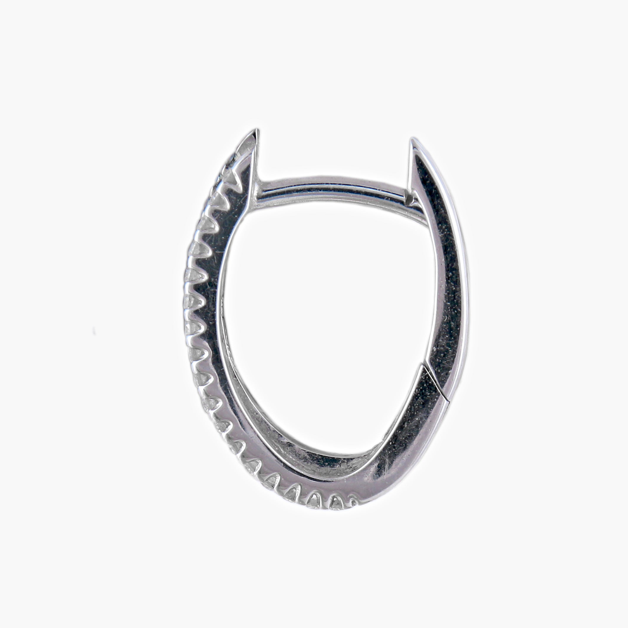 Créoles en or blanc avec diamants blancs et noirs