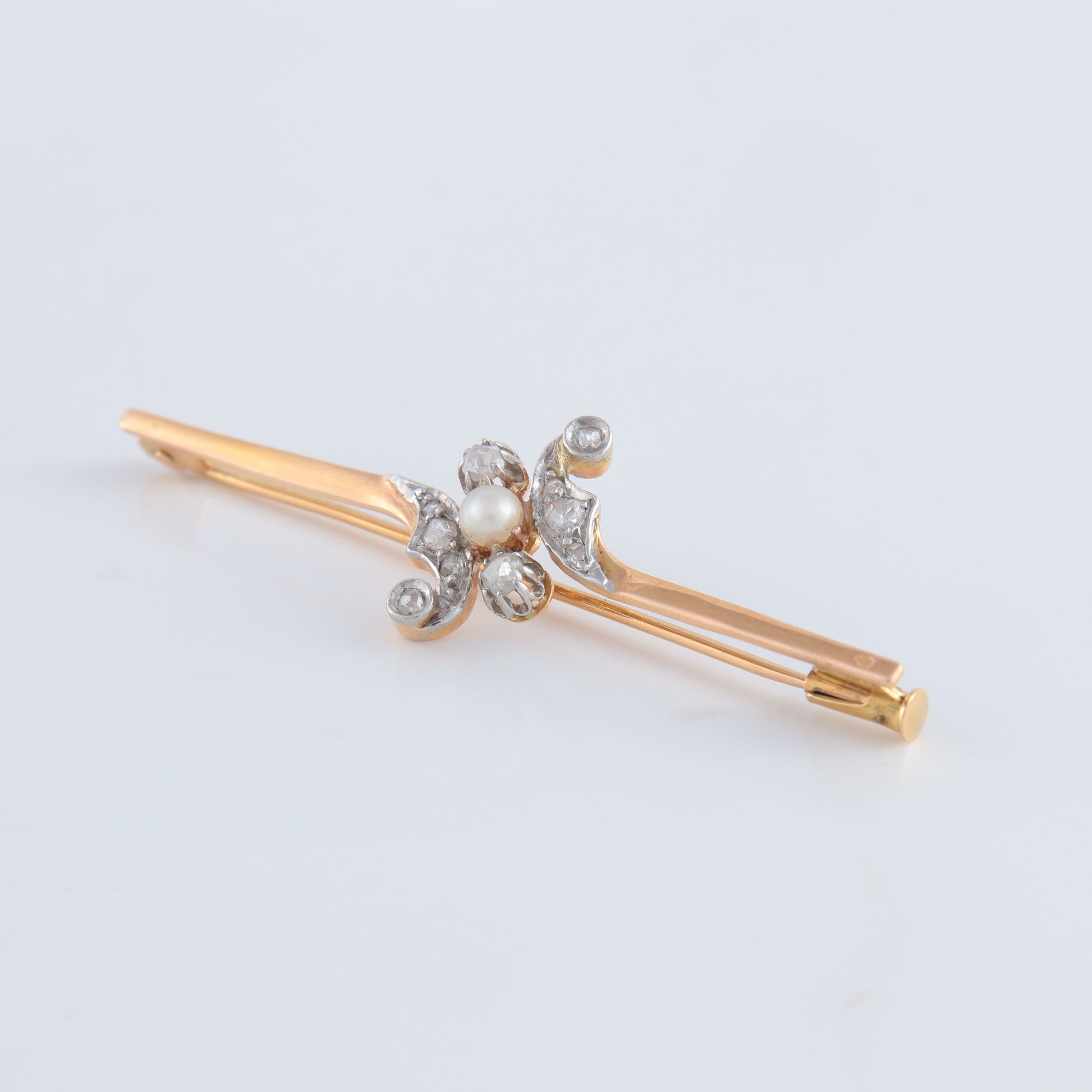 Broche or jaune, diamants et perle
