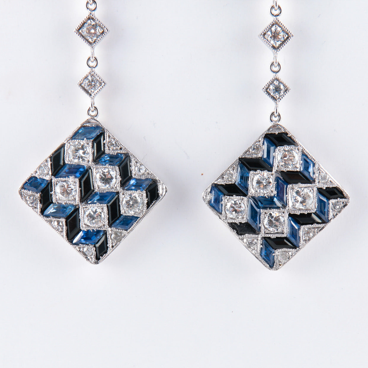 Boucles d'oreilles géométriques saphirs et diamants