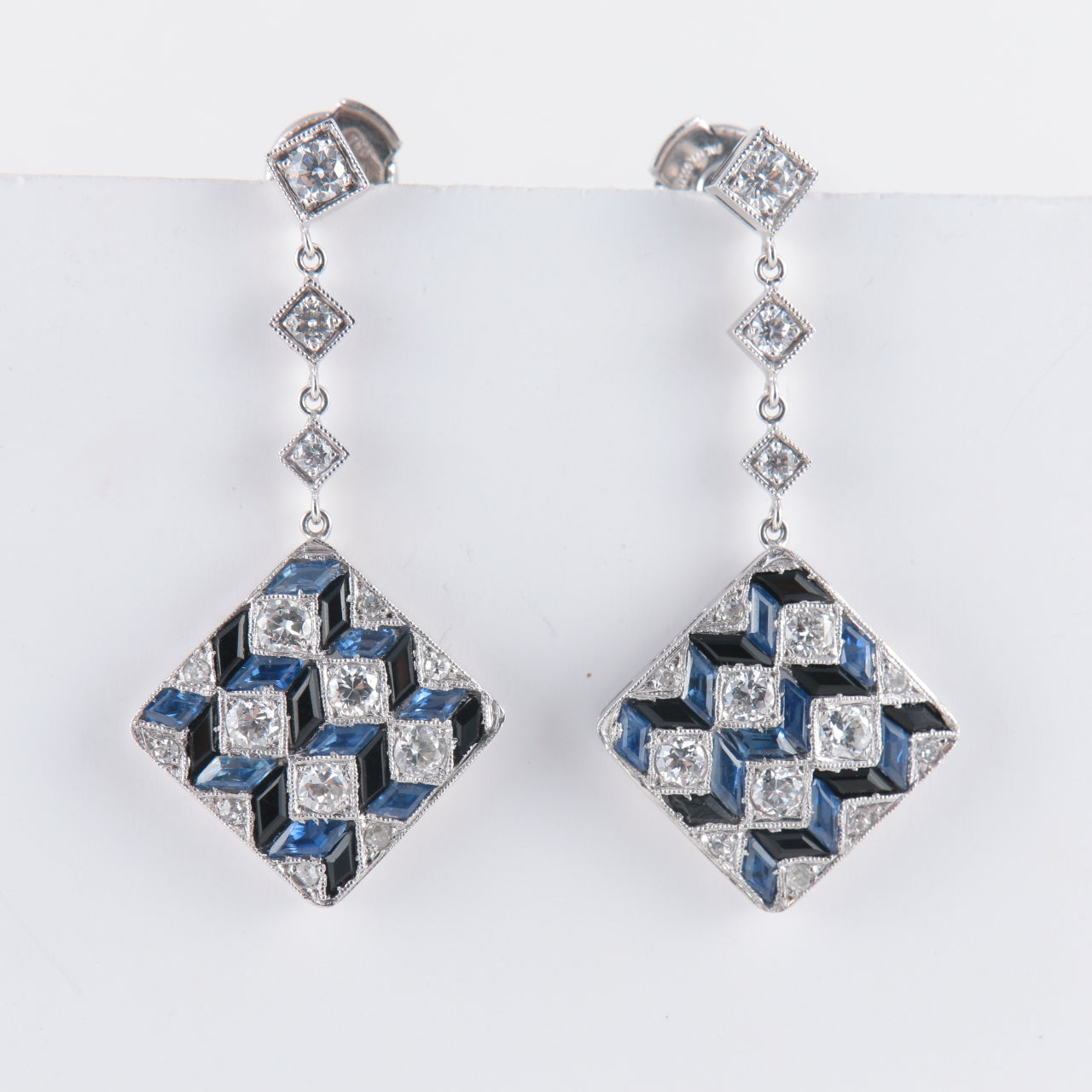 Boucles d'oreilles géométriques saphirs et diamants