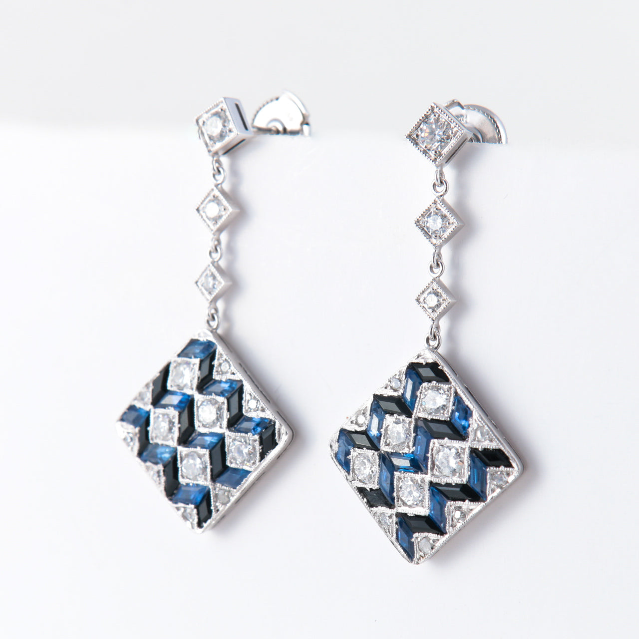 Boucles d'oreilles géométriques saphirs et diamants