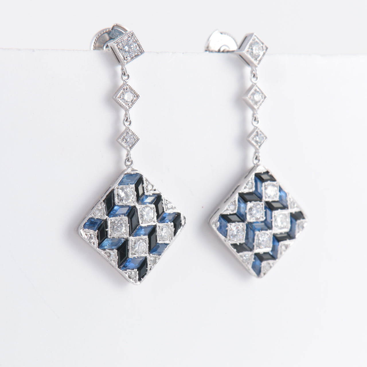 Boucles d'oreilles géométriques saphirs et diamants
