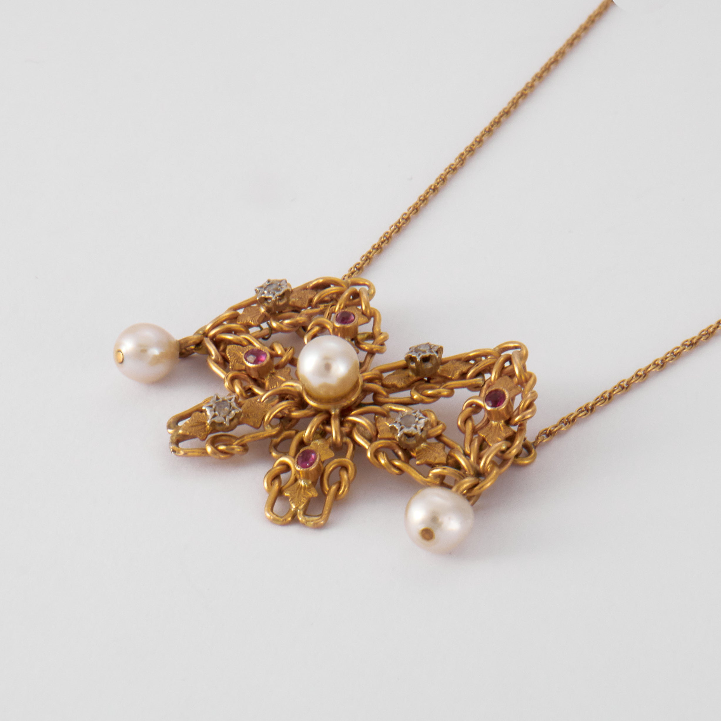 Collier Noeud en or perles, diamants et rubis