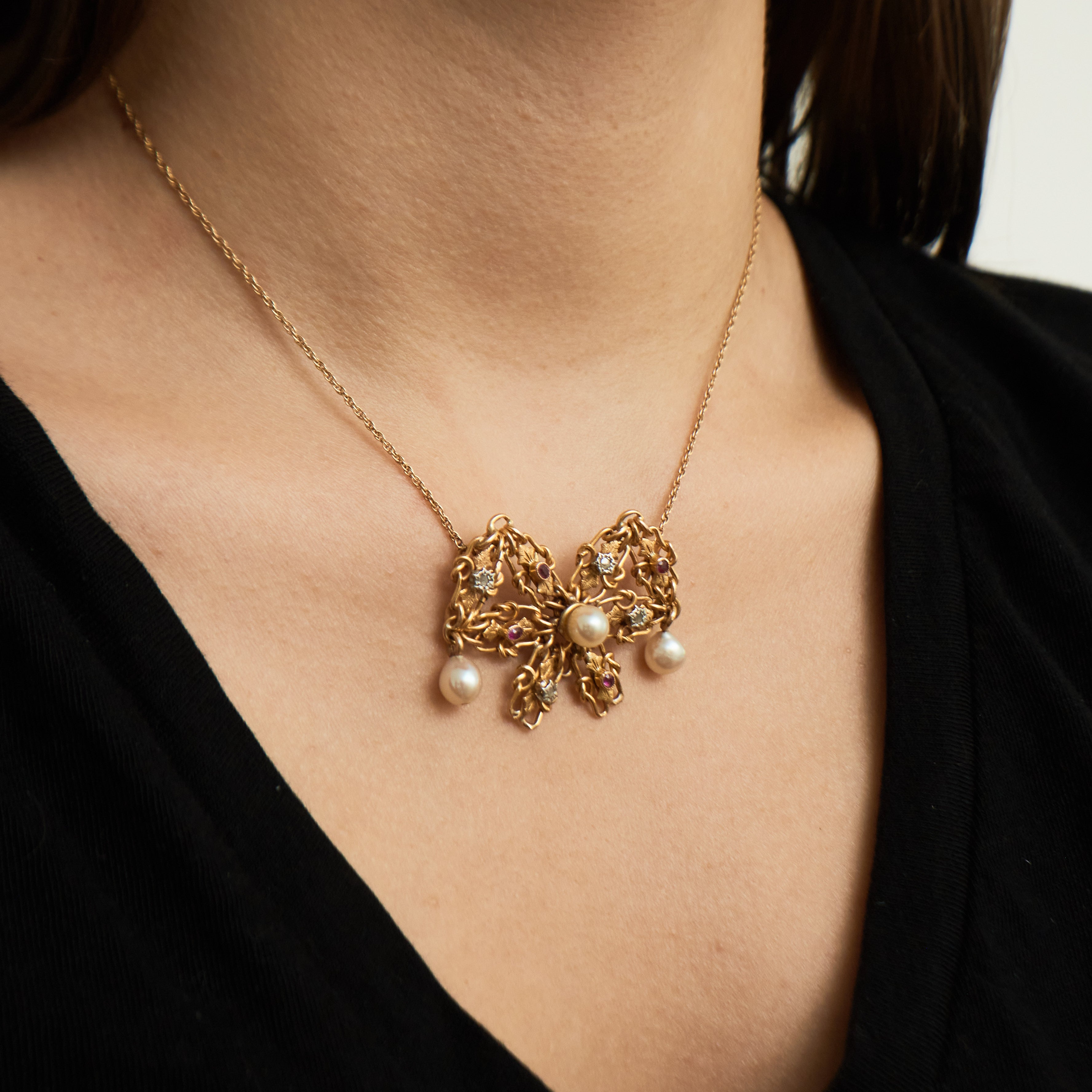 Collier Noeud en or perles, diamants et rubis