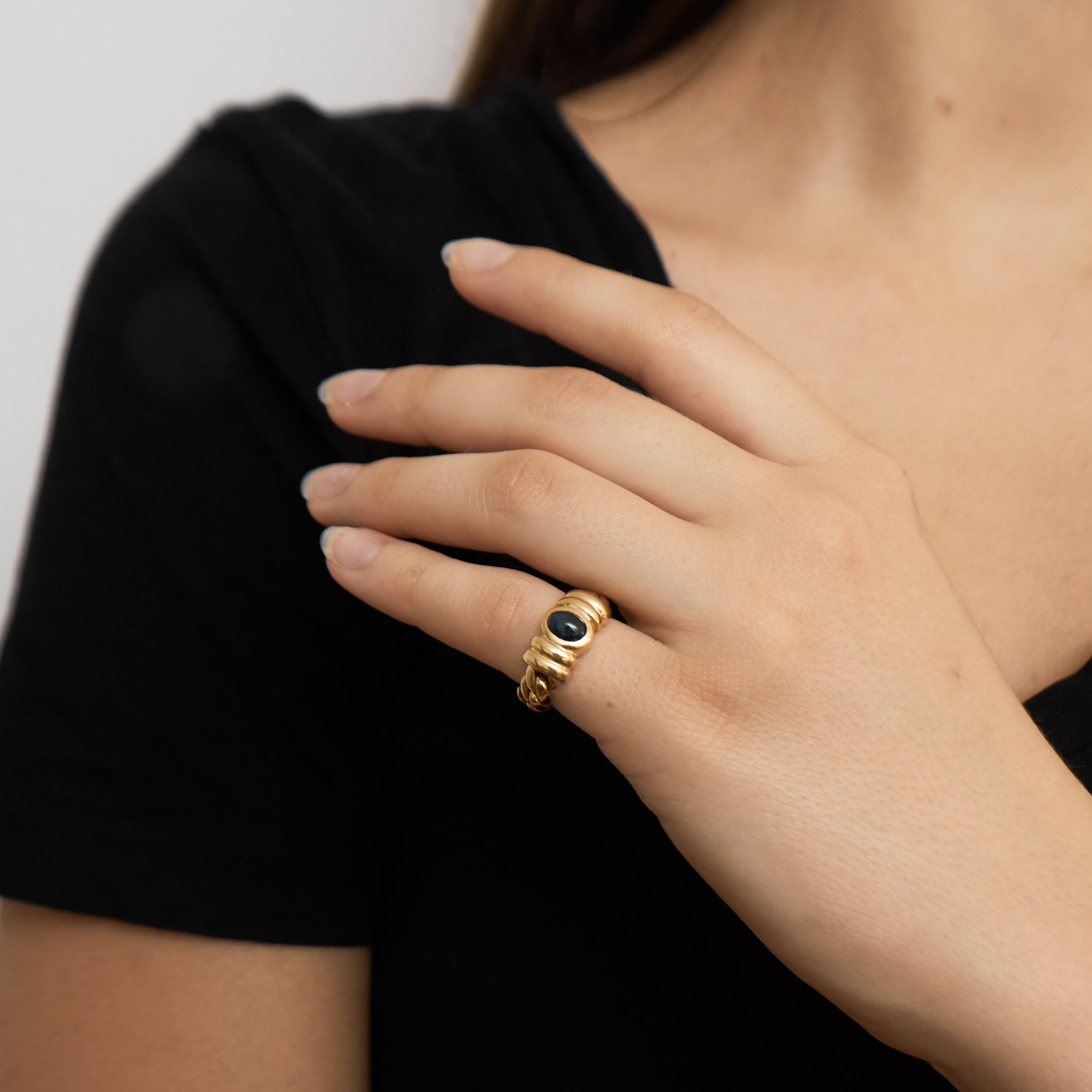 Bague "chaîne" or jaune et saphir.